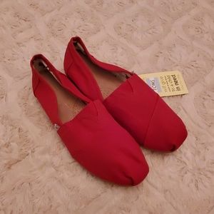 NWT TOMS red canvas classic flat